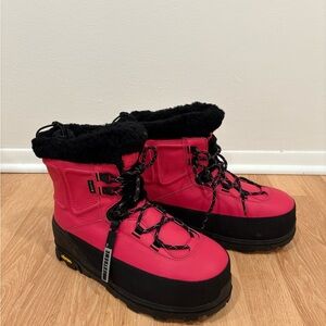 UGG women’s Shasta Gore-Tex waterproof boots Size 9
